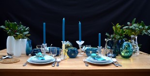 Feesttafel met blauw glas
