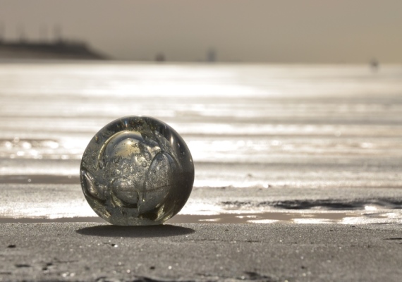 geblazen glas <br> Aandenken met as van dierbare kan op aanvraag gemaakt worden.