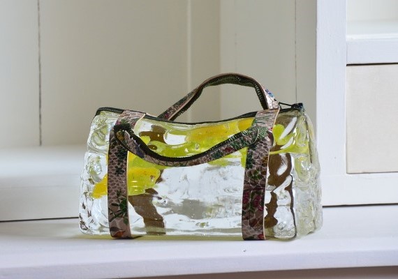 Vormgesmolten glas, kunstleder, glazen muisjes