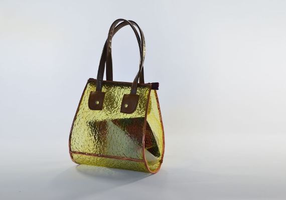 Mijn eerste handtas tijdens de glasopleiding. Geslumped vensterglas, fruitnetje, rits en attributen van oude handtas