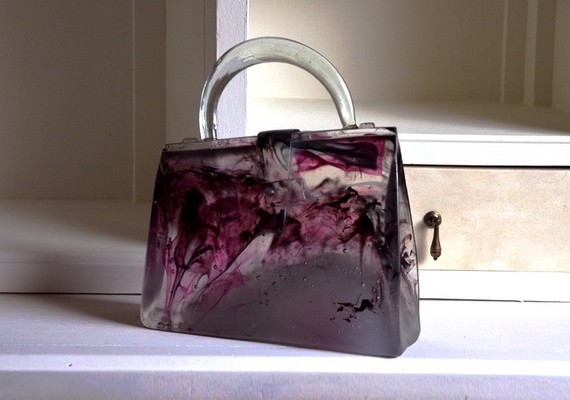 De sakura is het symbool van de vergankelijke schoonheid in Japan. 
                    Het leven wordt beschouwd als mooi en kort, een beetje zoals de kersenbloesem. (vormgesmolten glas)