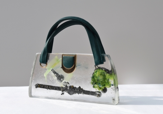 Vormgesmolten glas, kunstleder, metalen inclusies &nbsp;&nbsp;&nbsp;&nbsp;&nbsp;&nbsp;   30x5XH25cm